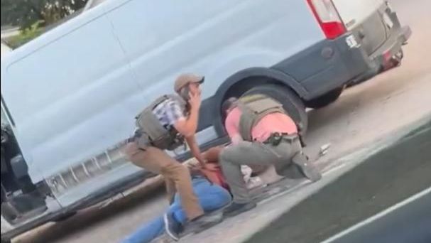 Un agente de ICE mata a tiros a un inmigrante mexicano "indocumentado" durante un control de vehículos en Texas