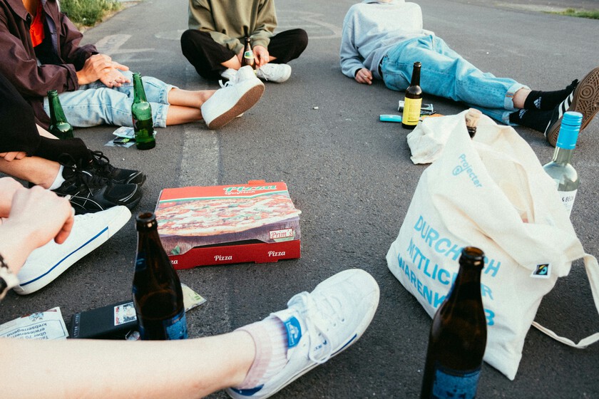 "Quien no bebe corta el rollo": el alcohol se ha encontrado con un viejo aliado entre la Generación Z, la presión social