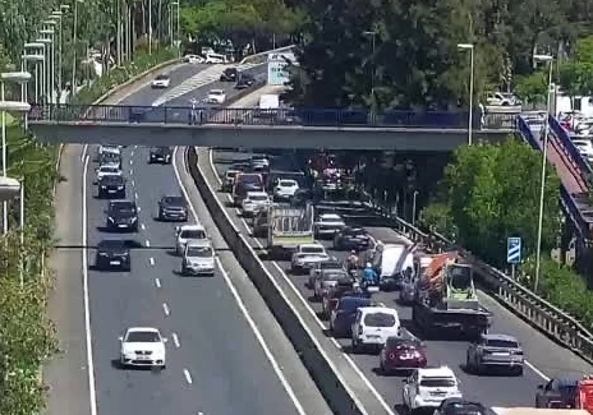 Varios kilómetros de atascos en la A-7 en ambos sentidos por dos accidentes
