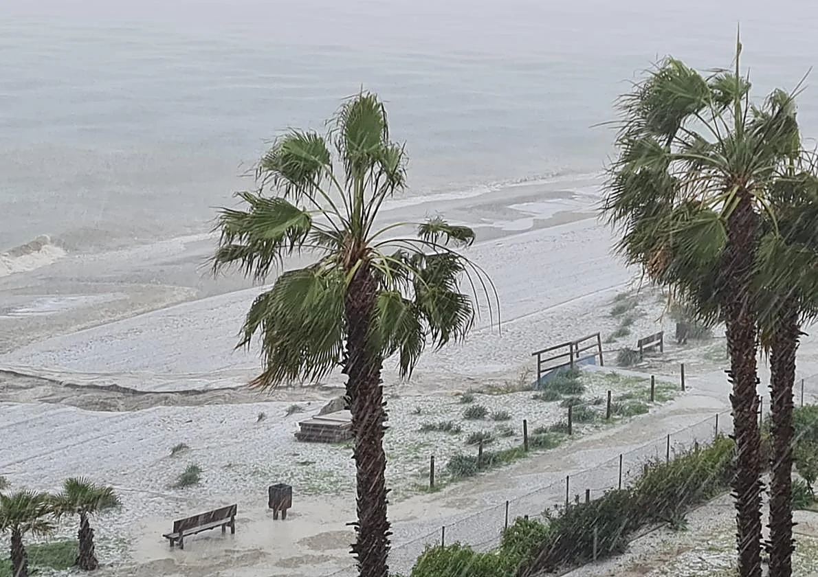 Una tormenta con granizo sorprende a los vecinos y tiñe de blanco la Axarquía