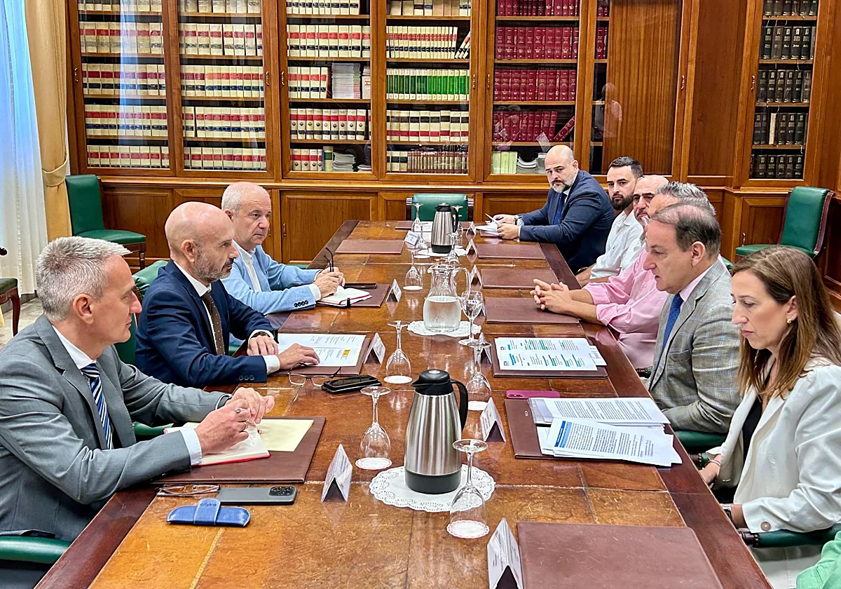 Los empresarios urgen a un tercer carril reversible para mitigar los atascos entre Málaga y Rincón de la Victoria