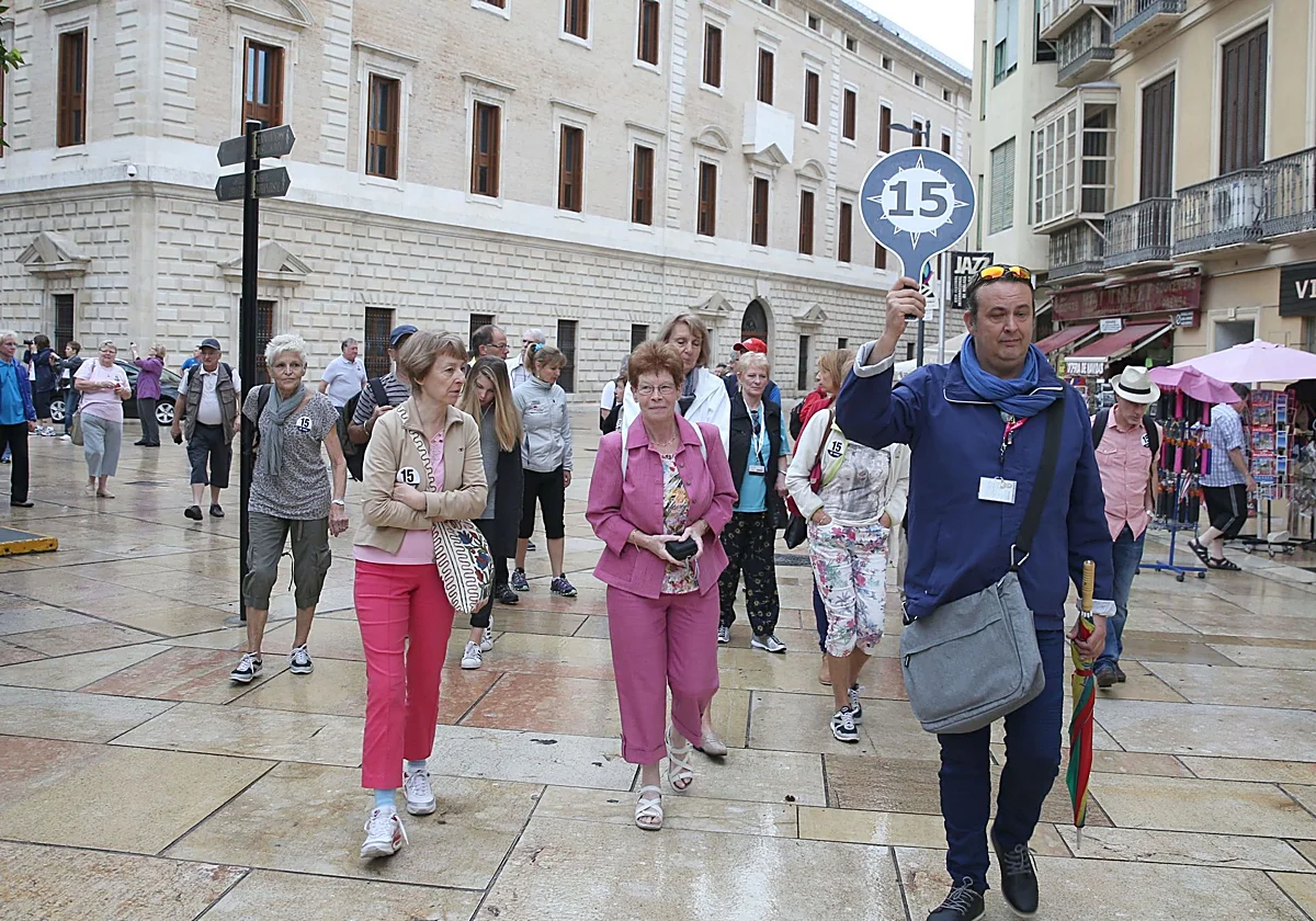 Los cruceristas valoran la oferta y la hospitalidad de Málaga y critican la saturación