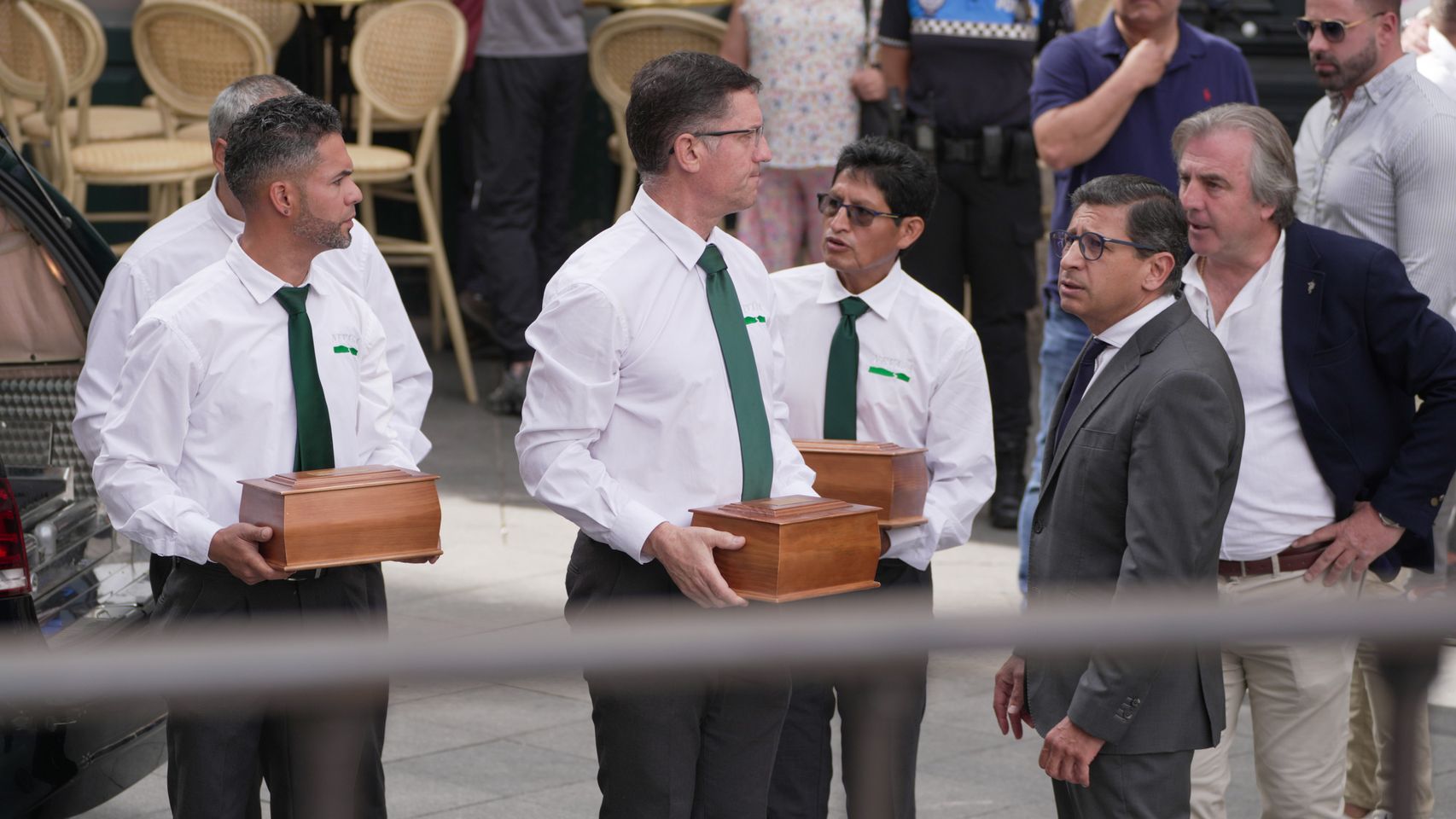 Valladolid despide con el corazón encogido al bodeguero Iván Sanz y su familia en un multitudinario funeral