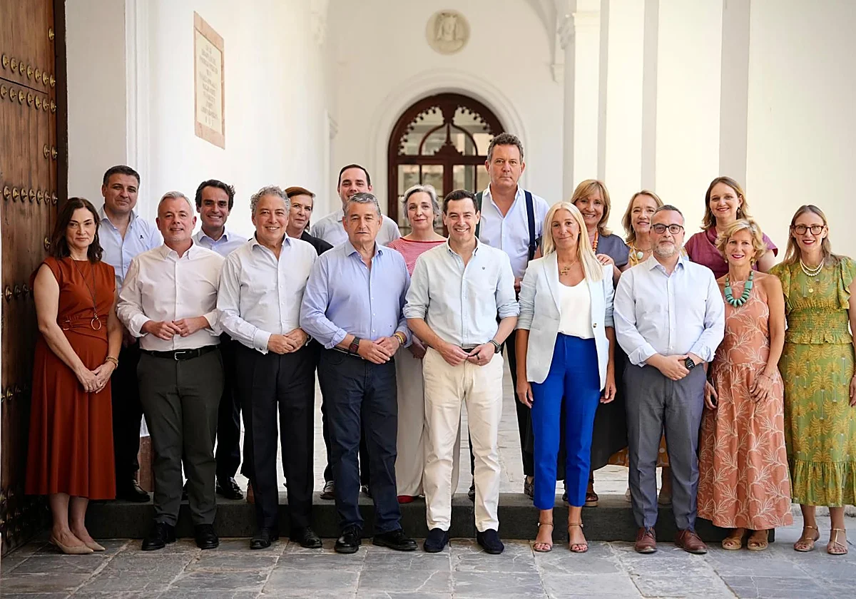 Crece la tensión política por el pacto en vísperas de que Juanma Moreno anuncie su gobierno