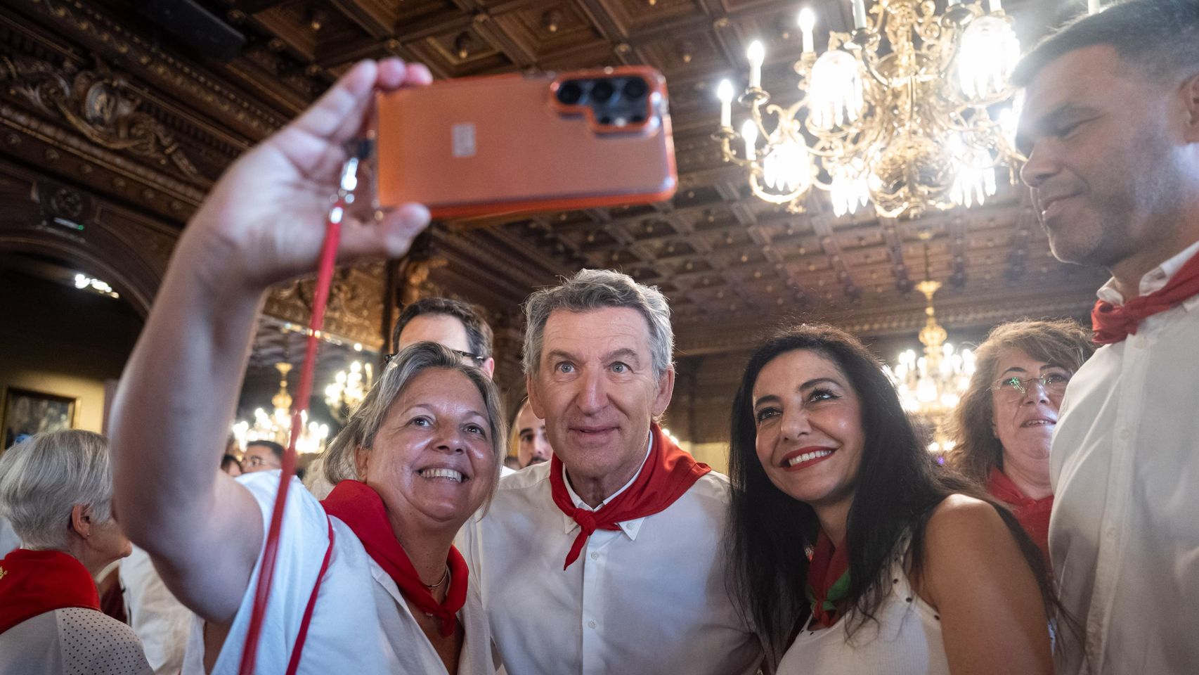 El primer San Fermín de Feijóo... y su viaje al centro de la trama: "¡Cuidado con la chistorra!"