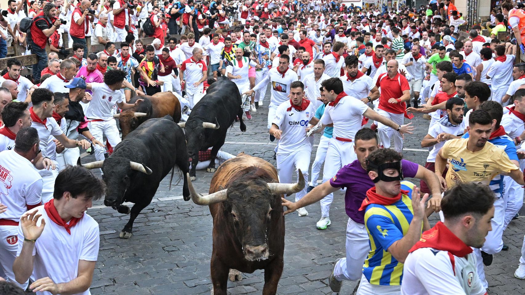 Tercer encierro de San Fermín 2026, en directo | Todo preparado para el inicio de la carrera con toros de la ganadería Victoriano del Río