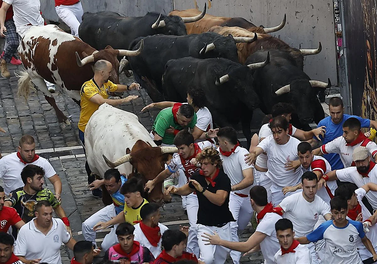 Vertiginoso y rápido encierro de los Victoriano del Río que dejan un herido por asta de toro