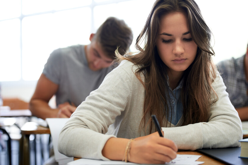 Un profesor sospechaba que sus alumnos habían hecho trampas con IA. Hizo el examen en persona y las notas bajaron a la mitad