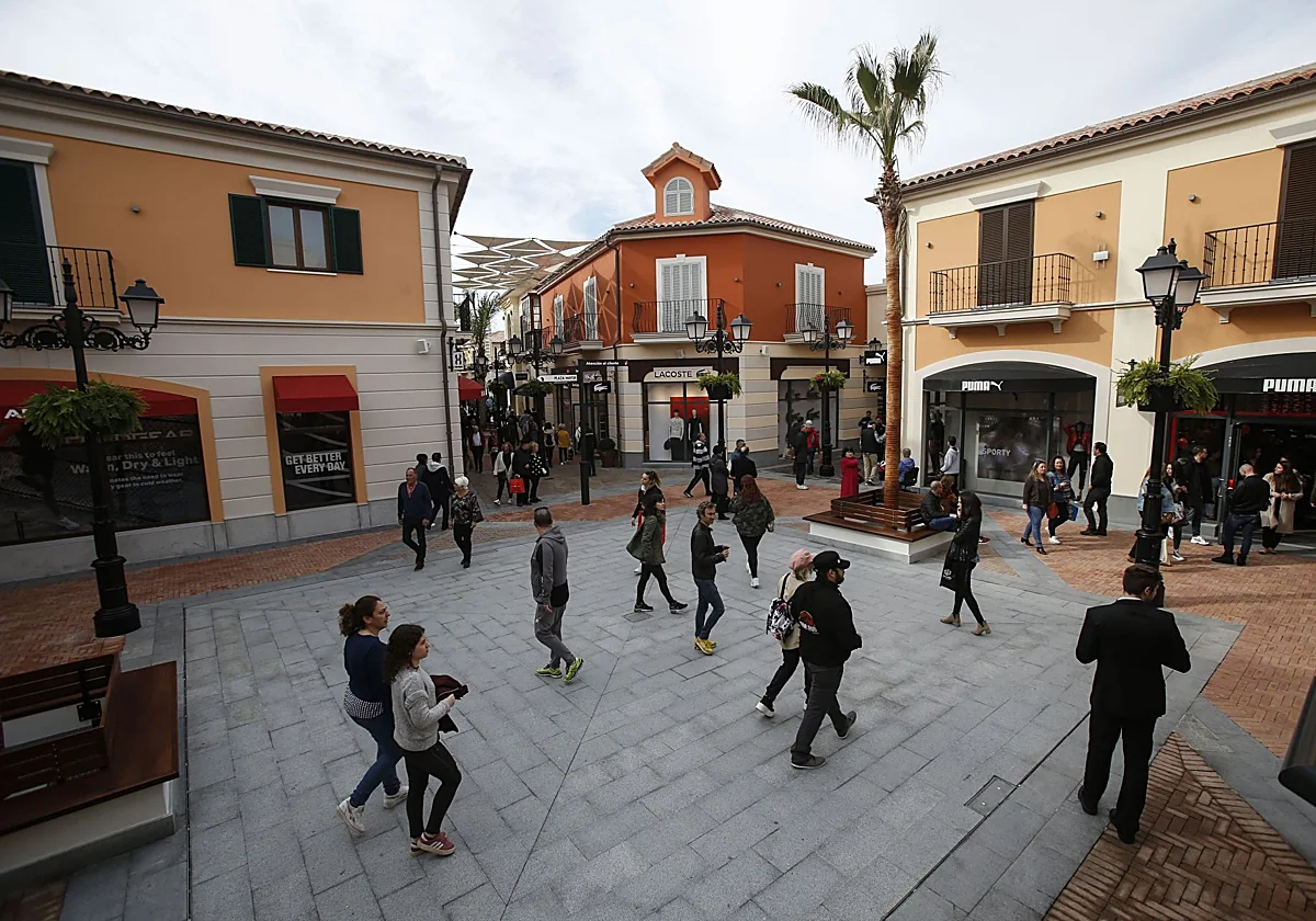 CC OO anuncia «acciones legales» si se lleva a cabo la apertura de tiendas hasta medianoche en Plaza Mayor