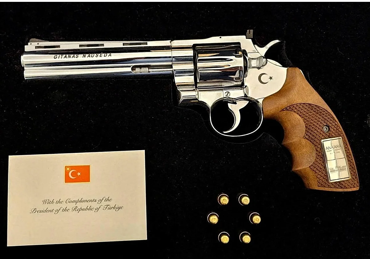 El polémico regalo de Erdogan a los líderes de la OTAN: un revólver personalizado con munición real