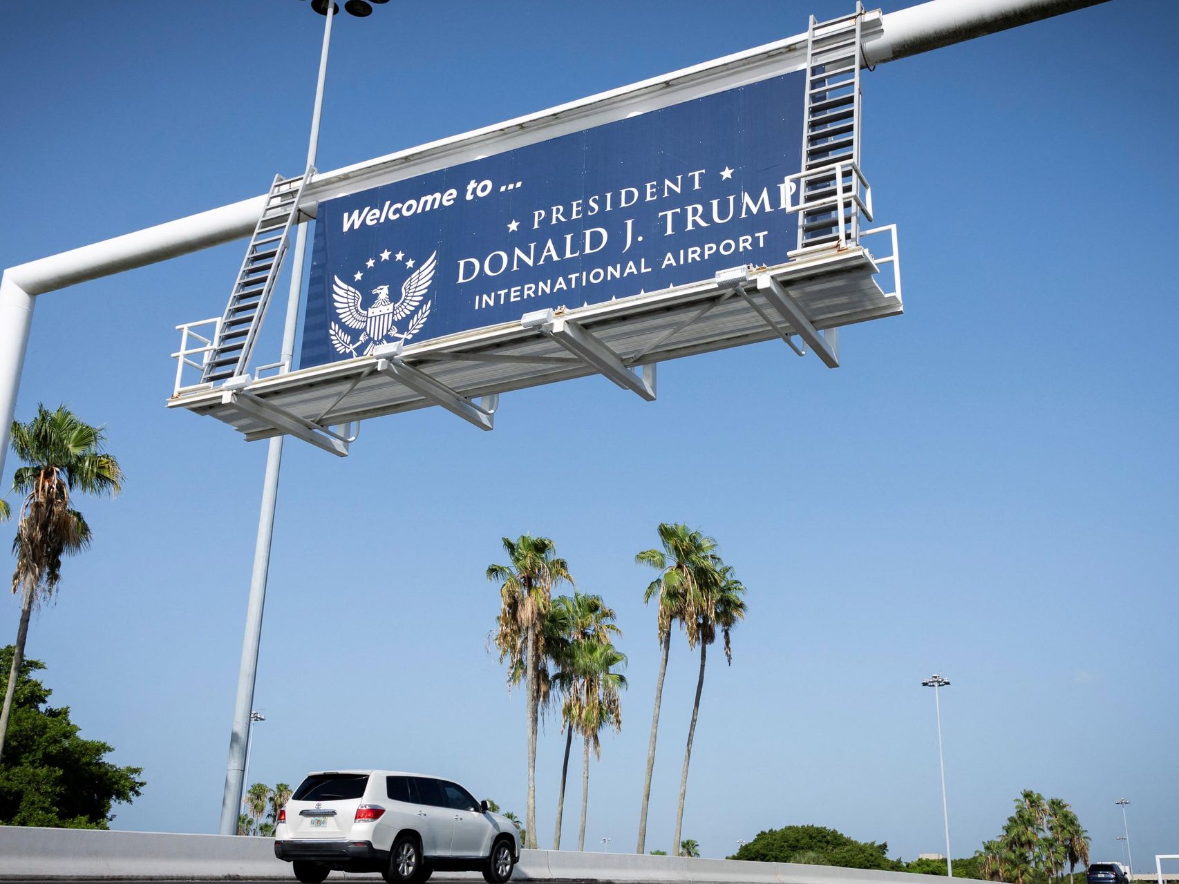 El aeropuerto en Florida al que vuela Trump para ir a su club de playa cambia de nombre en honor al presidente de EEUU