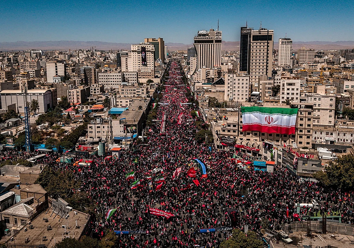 Irán entierra a Jamenei entre gritos de venganza mientras Ormuz vuelve a arder