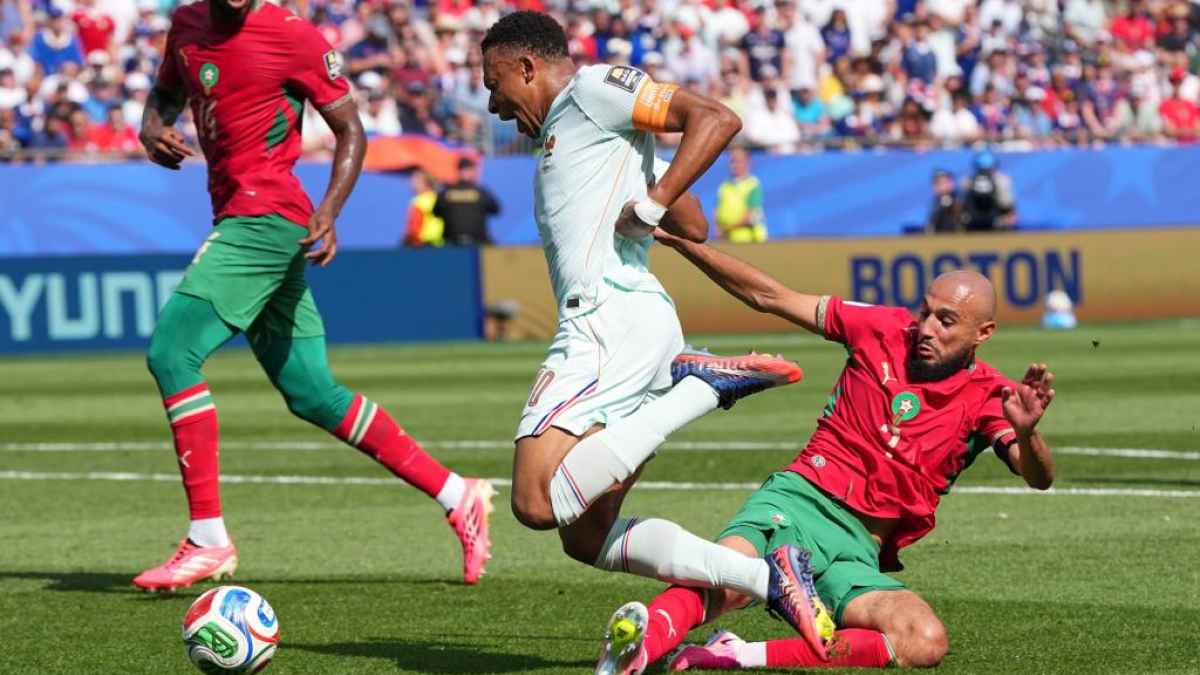 Mbappé falla el penalti más largo del mundo, pide explicaciones... y Haaland le da la razón<br>