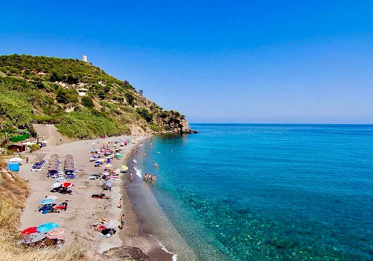 Nerja defiende la playa de Maro tras otra bandera negra por supuestos vertidos residuales