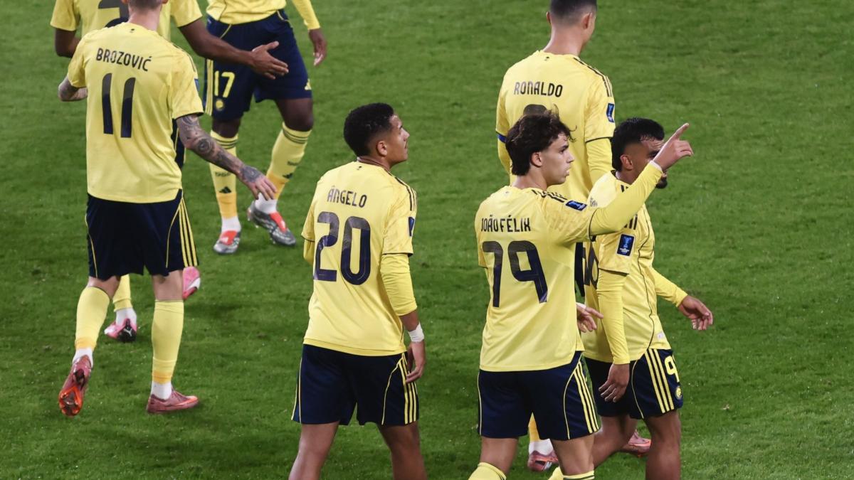 Cristiano se viste de Papá Noel y Joao Félix abre los regalos