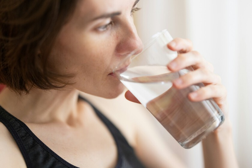 Creíamos que el estrés era solo psicológico. La ciencia demuestra que también depende de la cantidad de agua que bebes
