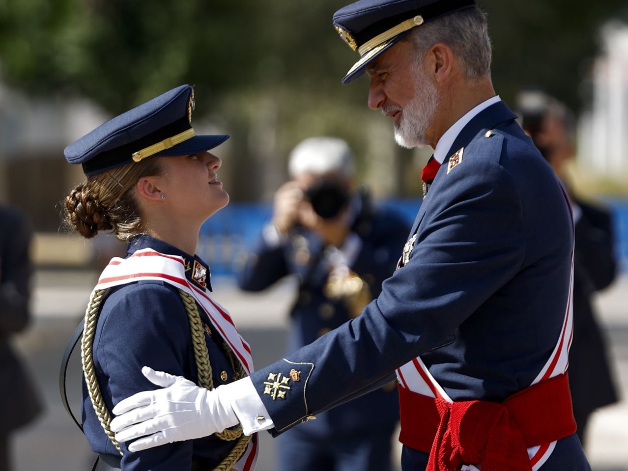 La emotiva despedida militar de la princesa Leonor: del abrazo del Rey a los gestos de orgullo de la Reina y la Infanta