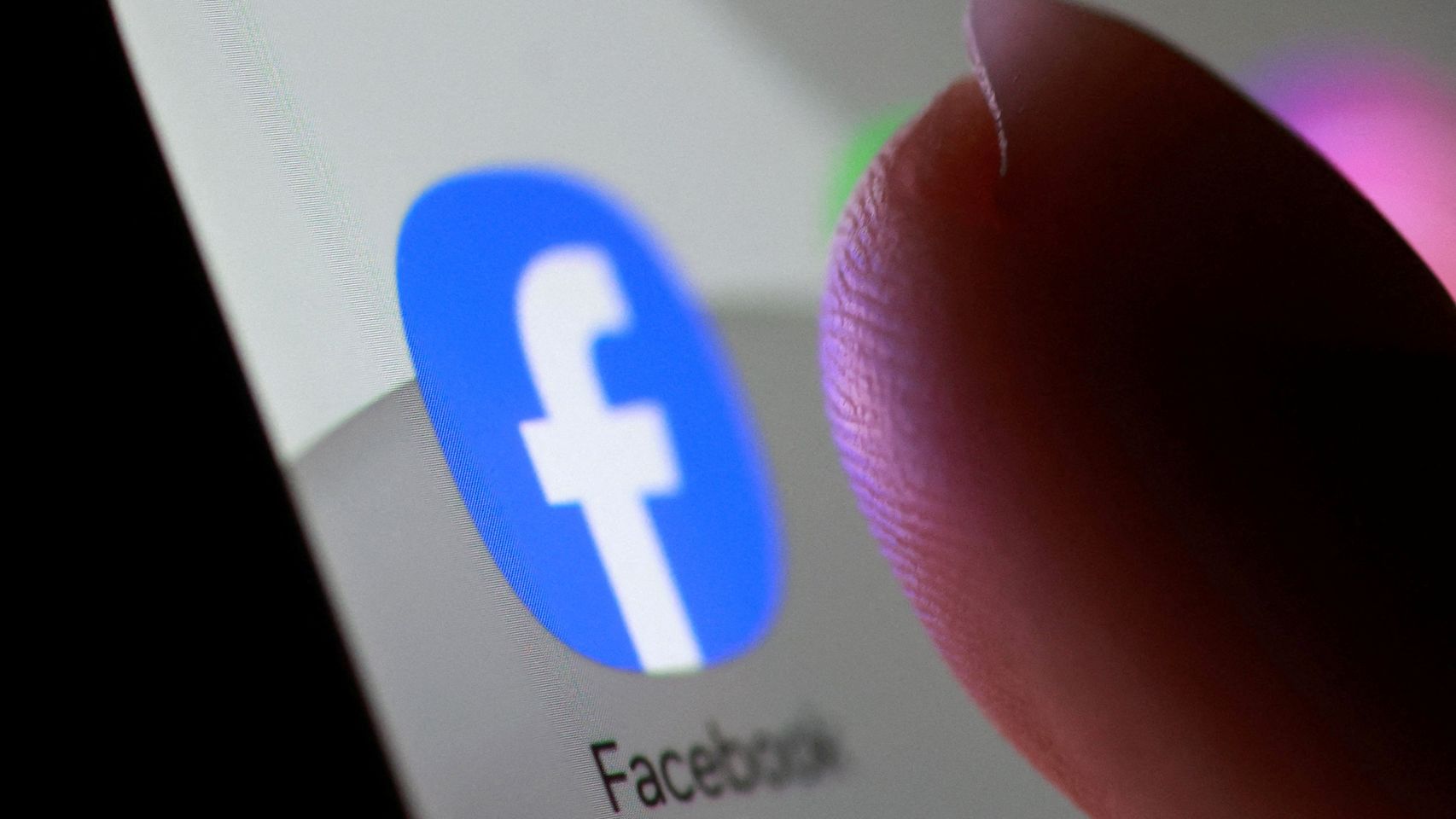 Bruselas ultima una sanción multimillonaria contra Meta por el "diseño adictivo" de Instagram y Facebook