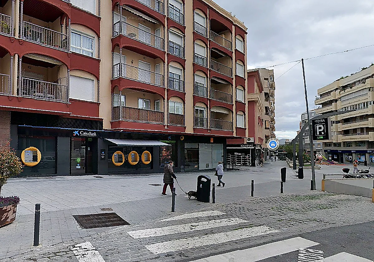 Man hands in 400 euros found at a cash machine in Motril
