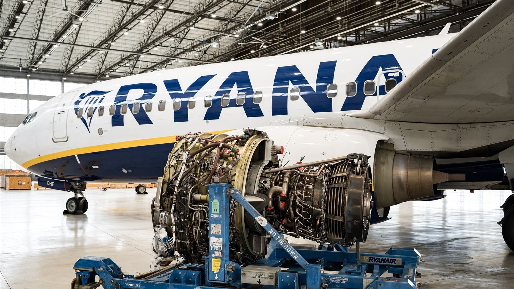 Un pasajero de Ryanair, parcialmente succionado por una ventanilla de un avión que se desprendió en pleno vuelo