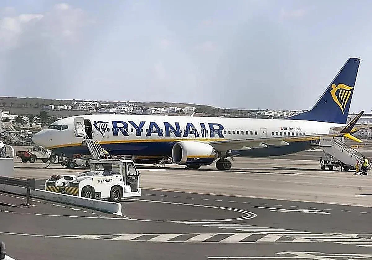 Susto en un vuelo de Ryanair: un pasajero salva la vida tras ser succionado por una ventanilla de cabina