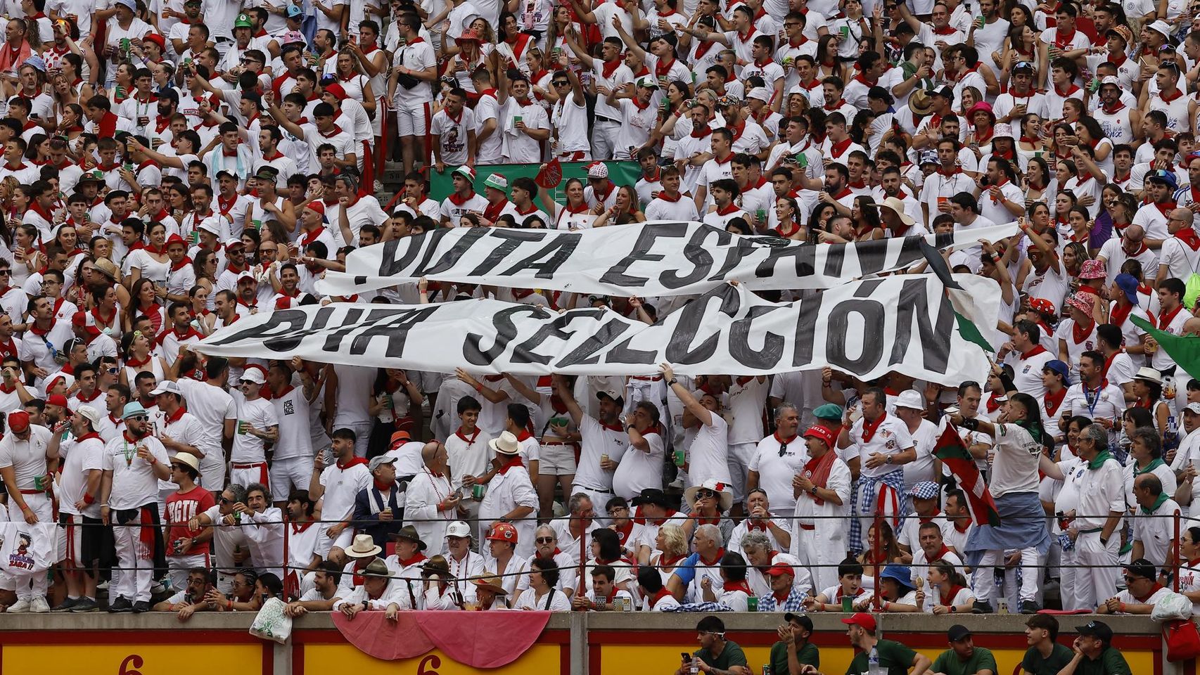 La Plaza de Toros de Pamplona se une al grito de "Viva España" para silenciar a los radicales que insultaban a la selección