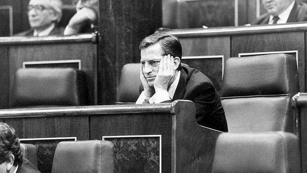 En busca de los papeles perdidos de Suárez para entender el lado oscuro de Sánchez