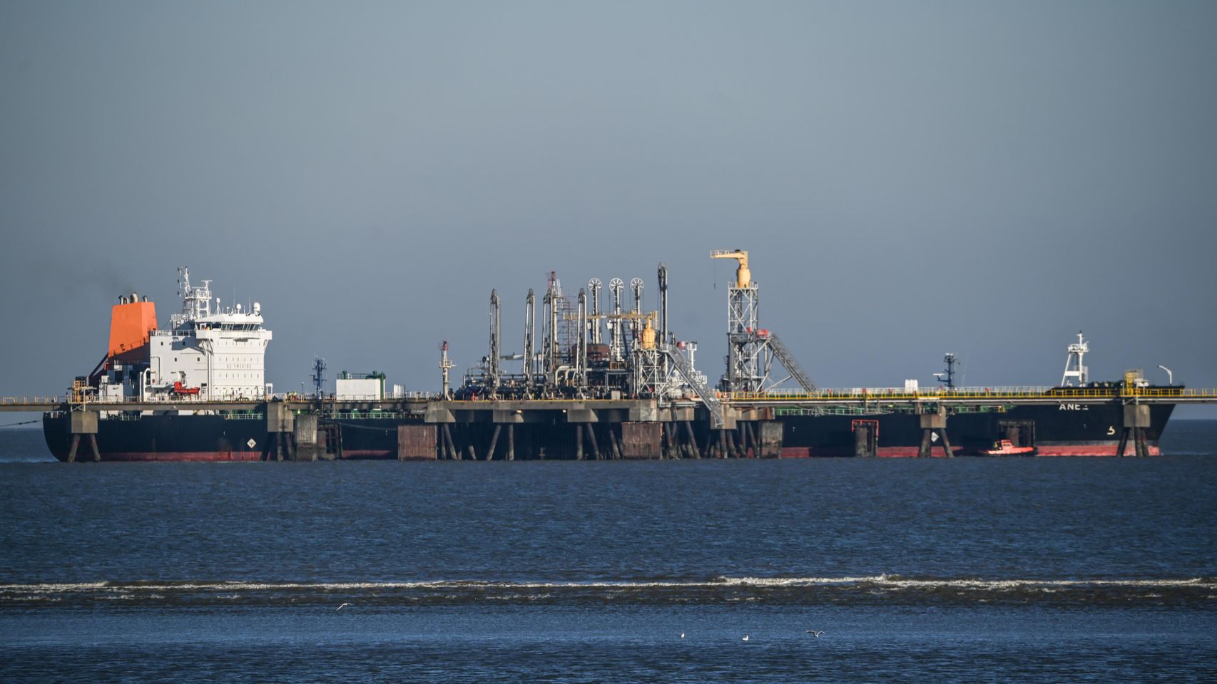 Rusia deja de exportar diésel por sus refinerías dañadas y al desaparecer 14 petroleros de la 'flota de la sombra' en 24 horas
