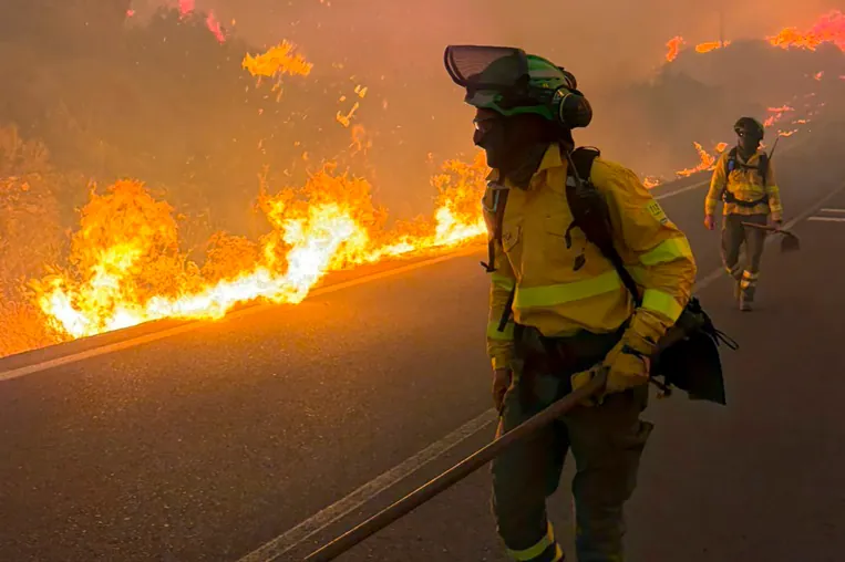 El incendio forestal de Los Gallardos afecta a más de 6.000 hectáreas: los efectivos pasan a trabajar "en ataque"