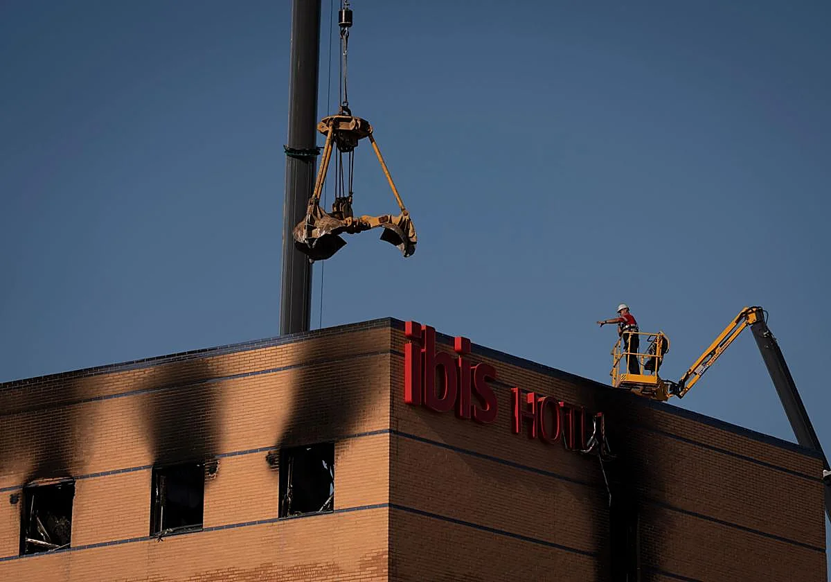 Bomberos da por finalizada su intervención permanente en el hotel Ibis, cuyo futuro pasa por la demolición