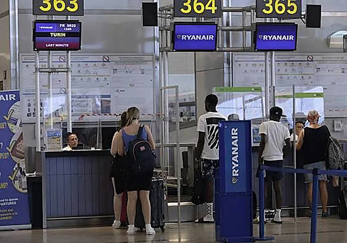 Prisión por agredir a tres guardias civiles al intentar entrar por la fuerza en un avión en el aeropuerto de Málaga
