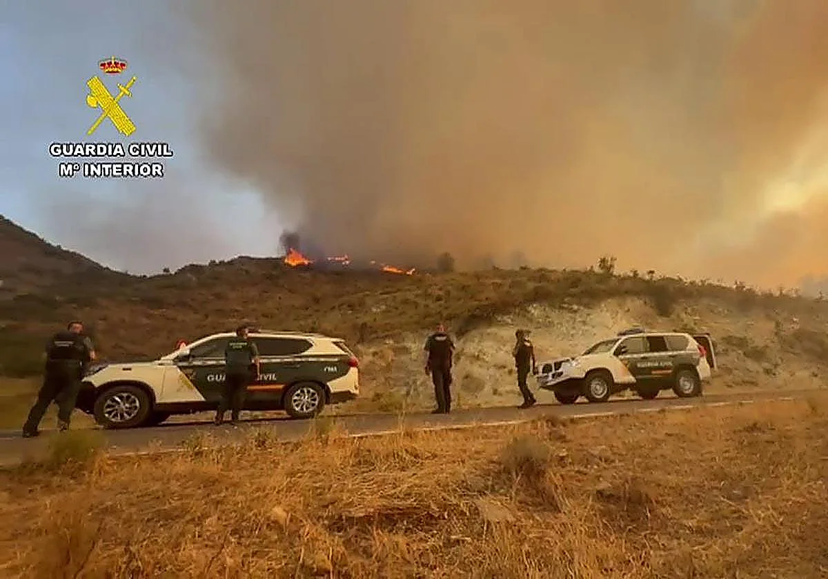 Guardia Civil search for possible victims among the burnt-out vehicles