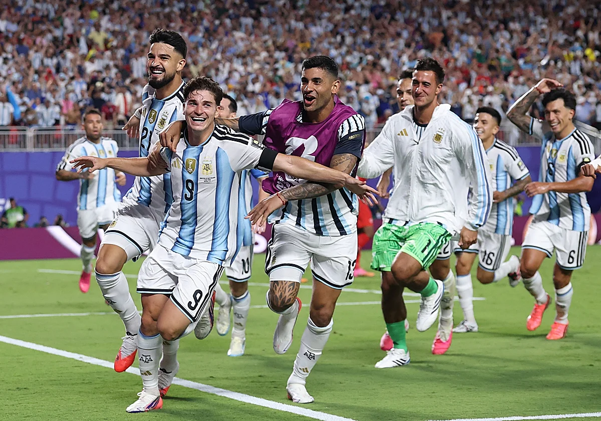 Argentina sufre contra diez, gana agónicamente en la prórroga con un golazo de Julián y se cita con Inglaterra