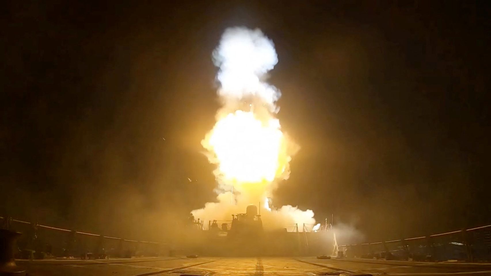 Nuevos ataques entre Irán y EEUU después del bombardeo de un buque en Ormuz: "La realidad está llamando"