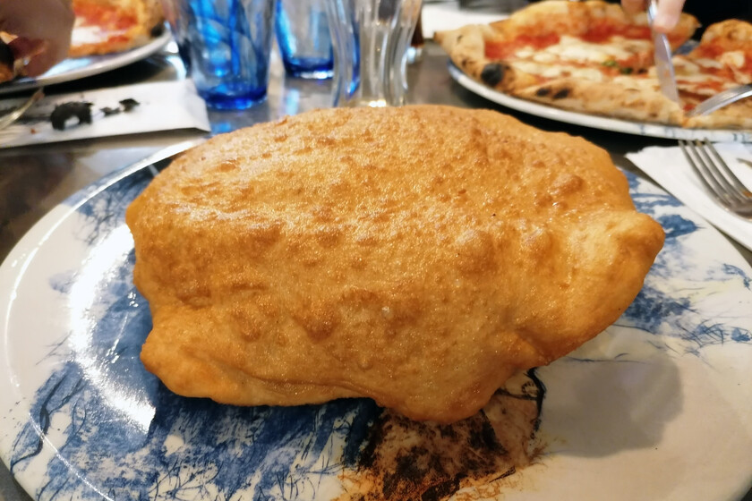 La pizza frita parece una guarrada procedente de EEUU. En realidad se "inventó" para salvar Nápoles tras la Segunda Guerra Mundial