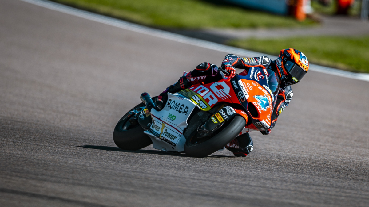 Ortolá resiste a Holgado para triunfar en Moto2
