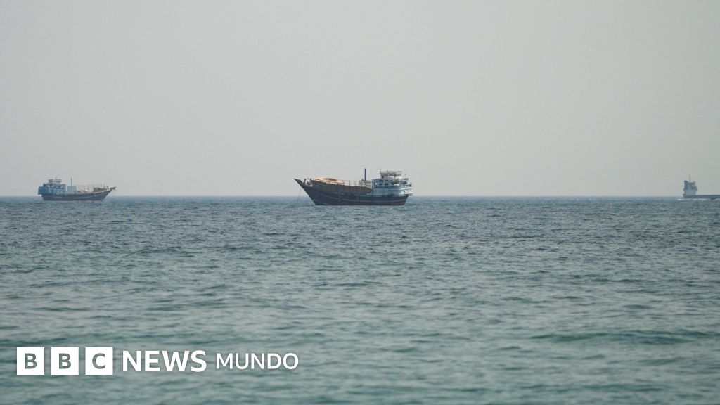 Estados Unidos lanza nuevos ataques mientras Irán cierra el estrecho de Ormuz