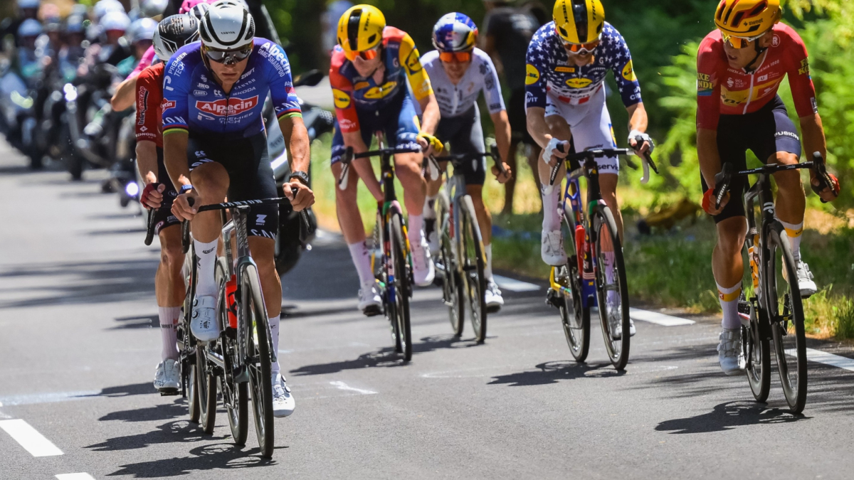 Se recorta la etapa, pero no el show: Van der Poel se estrena en 'modo bestia' en este Tour