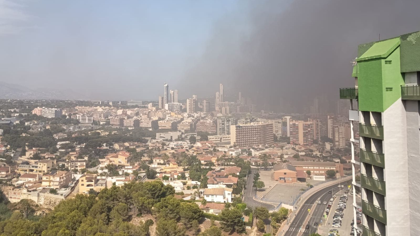 Un incendio en un campo de Benidorm genera una enorme columna de humo y moviliza a 5 dotaciones y un helicóptero