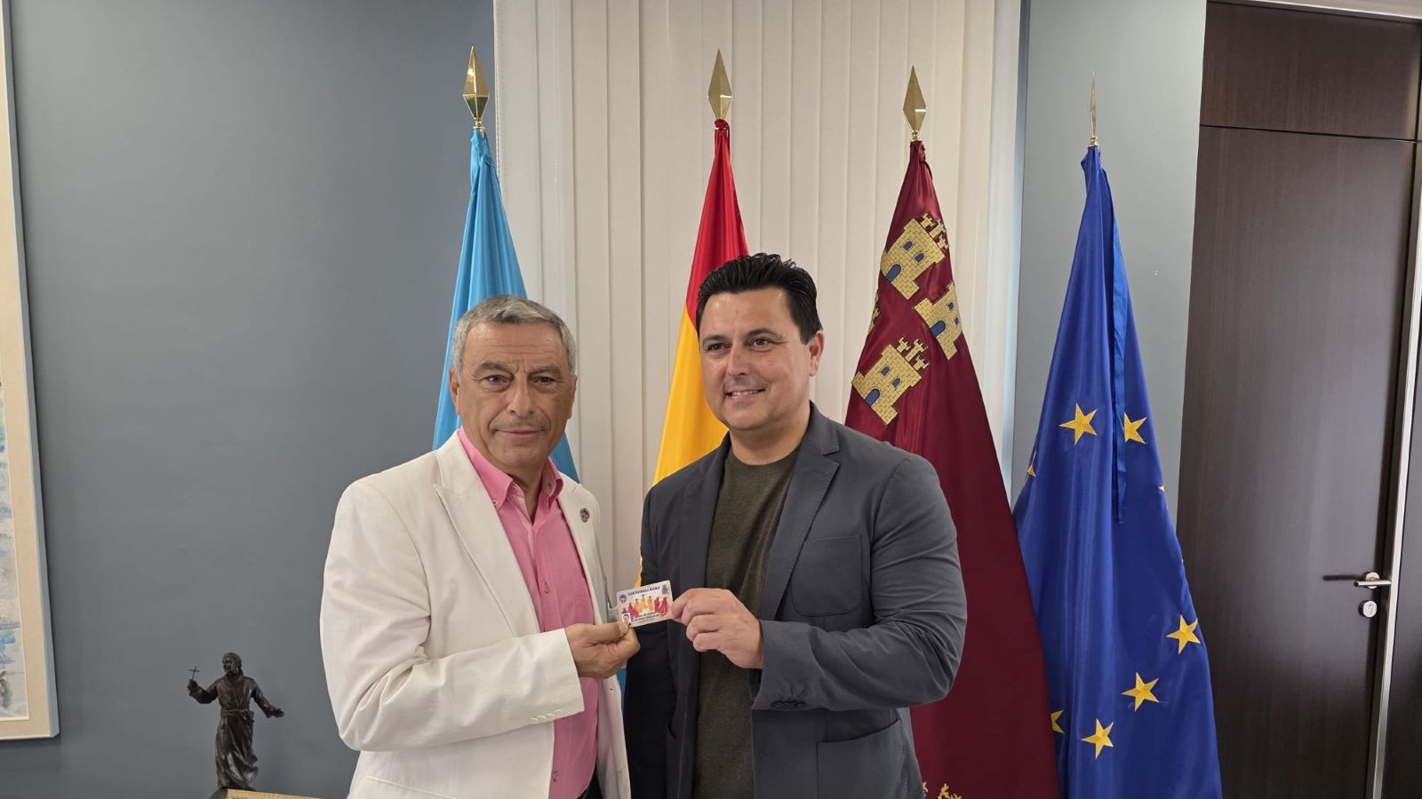 El Club de la Patrulla Águila nombra socio de honor al alcalde de San Javier por su apoyo con el escuadrón