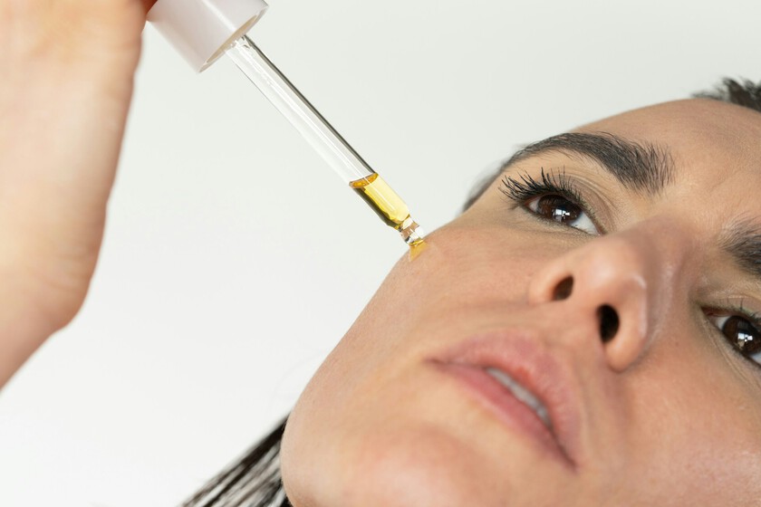 El sérum de vitamina C no sustituye a tu protector solar, pero la ciencia advierte: usar ambos es el verdadero "escudo total"