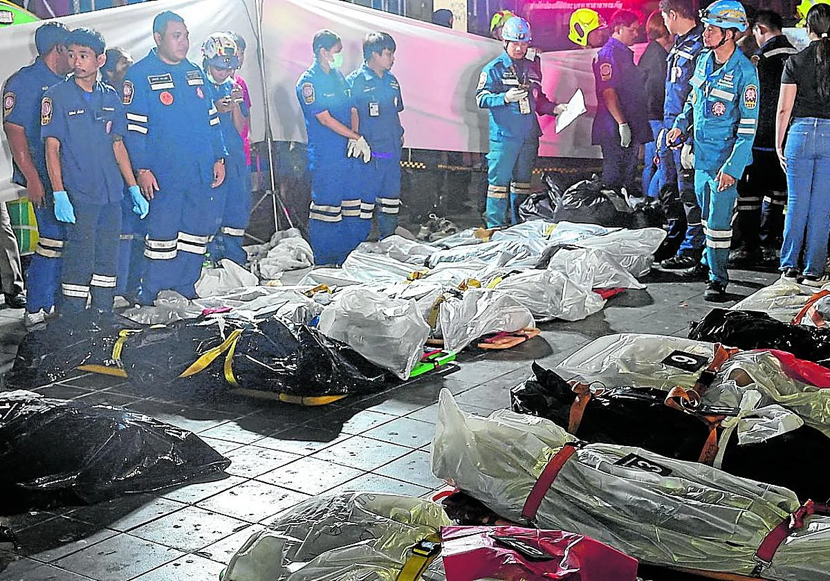 27 muertos al incendiarse un pub en Bangkok