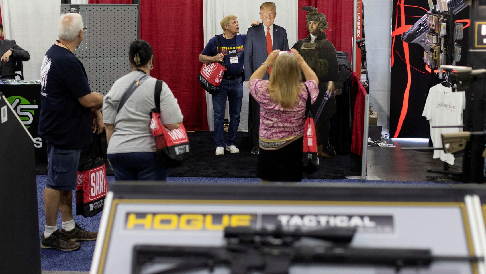 El 'Amazon de las armas' llega a EEUU: Trump avala la compra en la red sin apenas control de las pistolas que vende su hijo