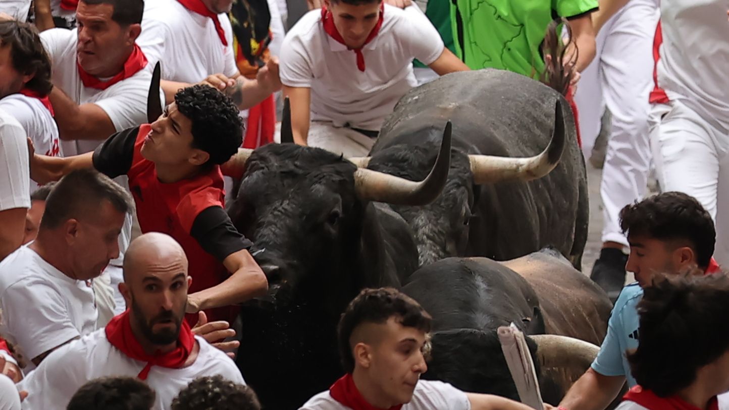 Séptimo encierro de San Fermín 2026, en directo | Siga la carrera de los Sanfermines con los toros de la ganadería Miura