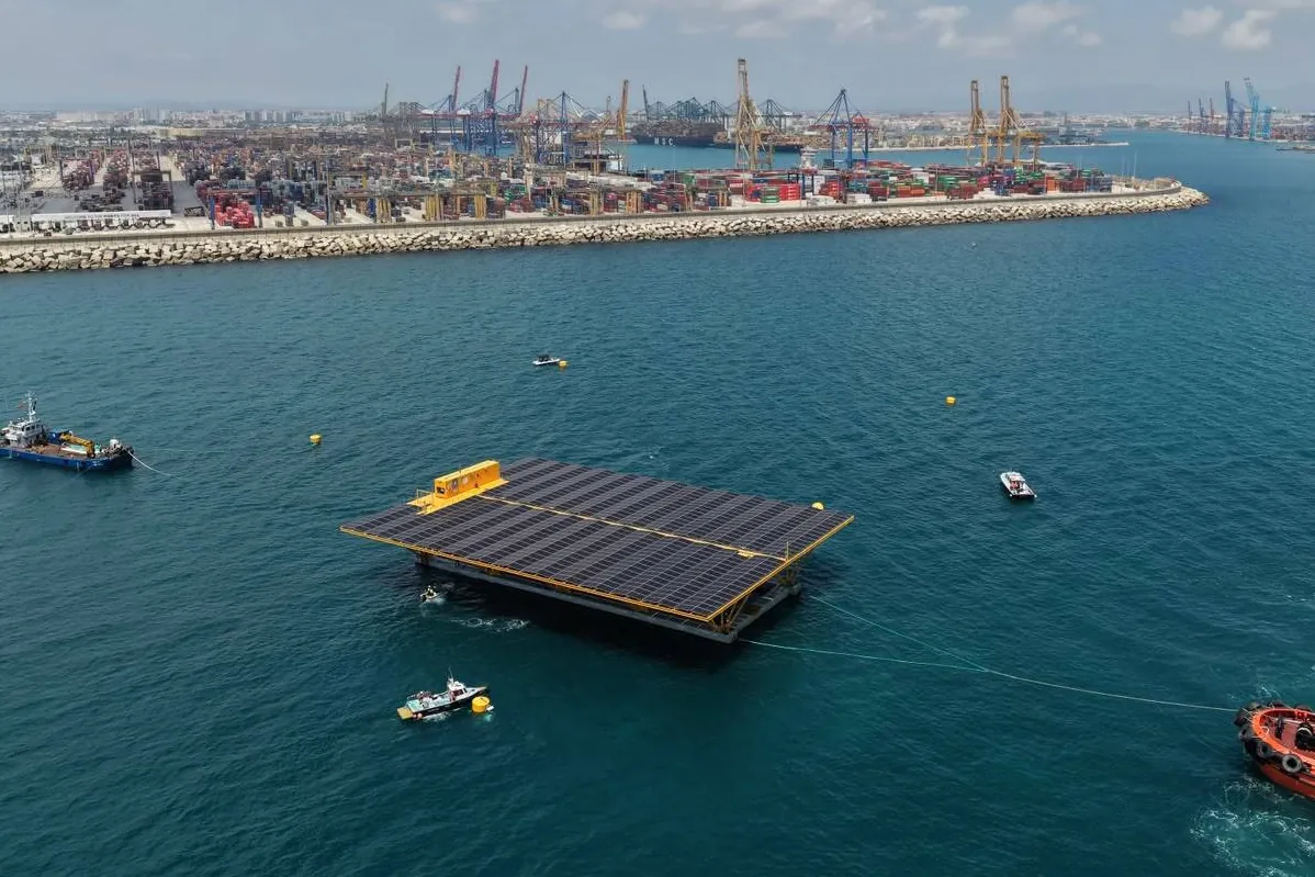 El Puerto de Valencia instala la primera plataforma solar marina de España
