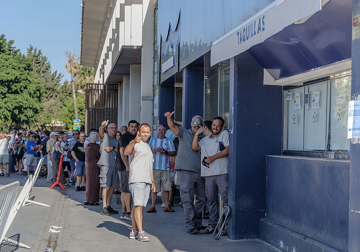 Largas colas en La Rosaleda para renovar el abono
