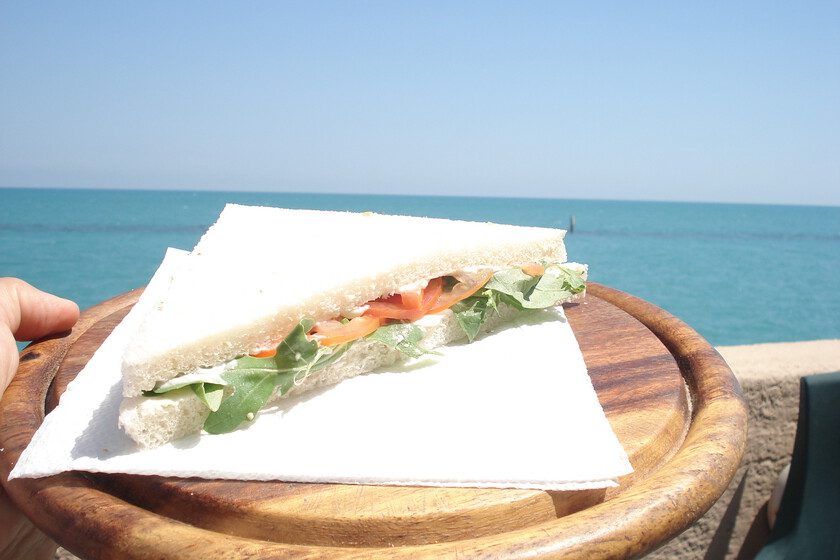 Italia lleva años privatizando sus playas. Ahora la gran batalla se libra por algo mucho más simple: traer el bocadillo de casa