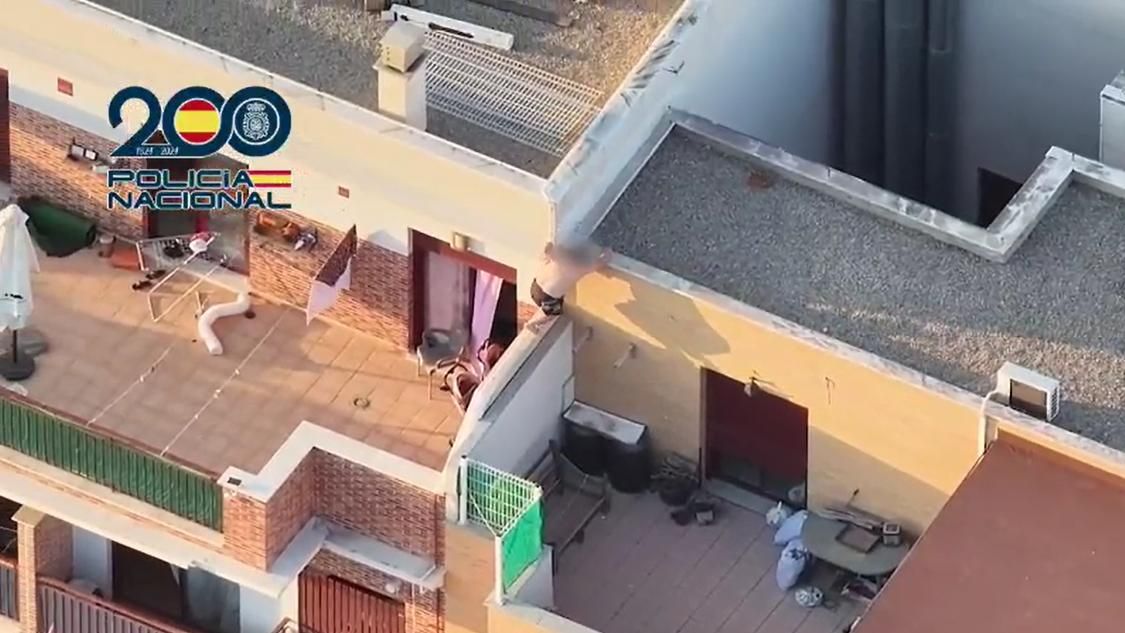 El vídeo de la persecución policial de un narco en bañador por una azotea en Lorca con 200 dosis de droga