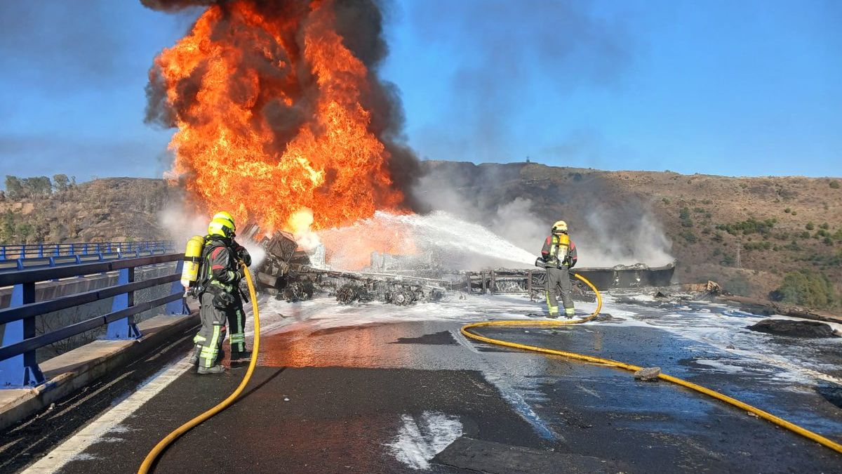 Tragedia en la AP-7 de la Costa del Sol: dos muertos y al menos cinco heridos al colisionar un camión cisterna con otros vehículos