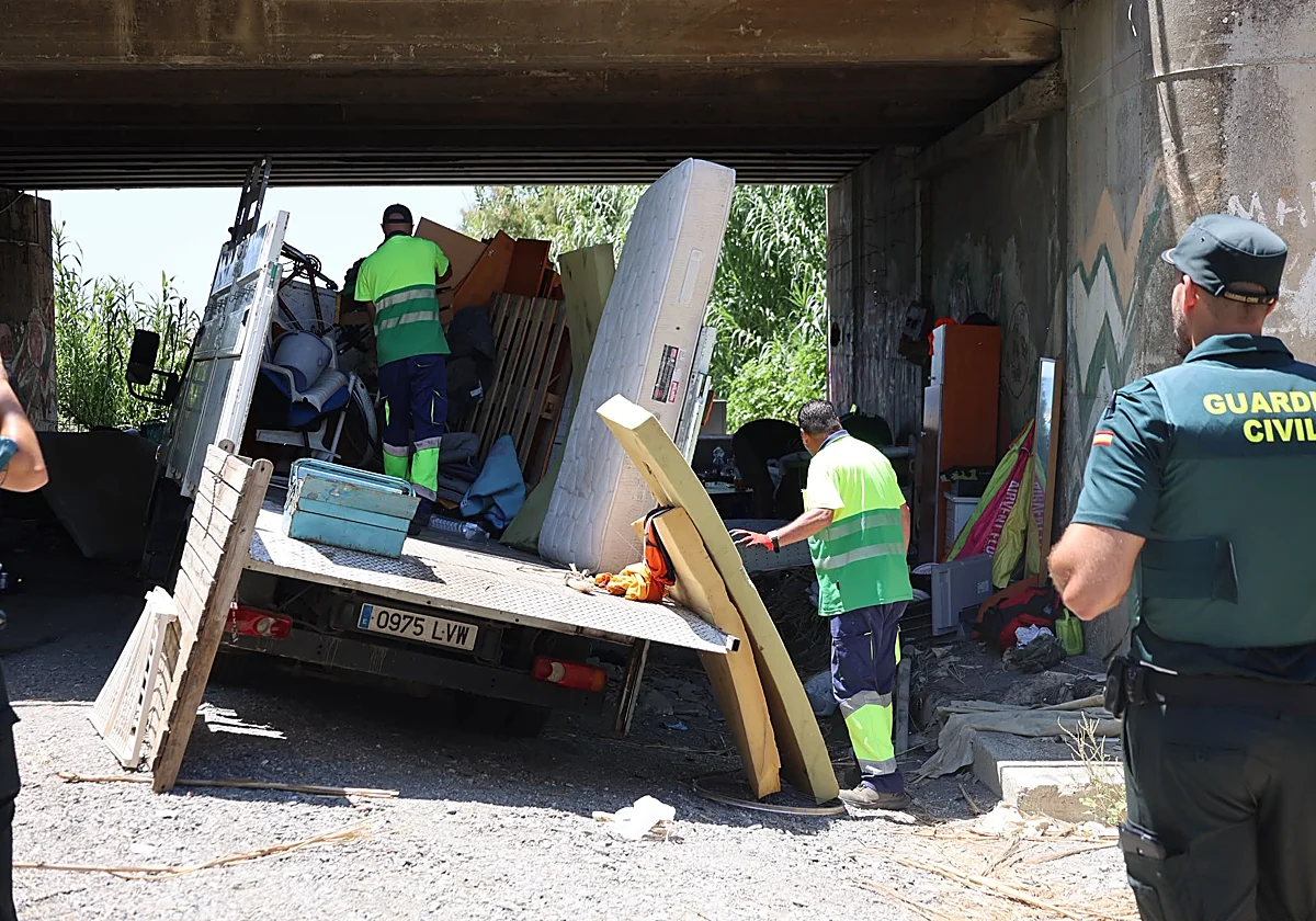 Desmantelan un campamento bajo el puente del río Güi ocupado por una decena de migrantes en Torrox